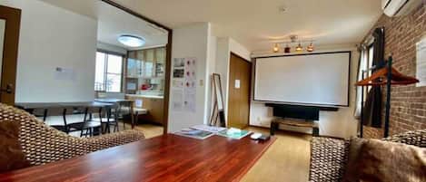Talo (Private Vacation Home) | Oleskelualue | 42–tuumainen taulutelevisio, jossa digitaalikanavat