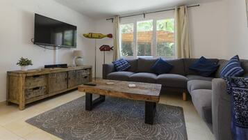 Een televisie en een tafeltennistafel