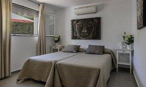 5 bedrooms, iron/ironing board, WiFi, bed sheets