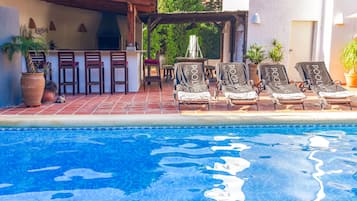 Una piscina climatizada, tumbonas
