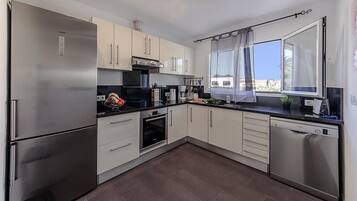 Een koelkast, een magnetron, een oven, een kookplaat