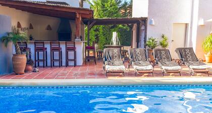 Grande villa confortable à Moraira, Costa Blanca, Espagne avec piscine chauffée pour 12 personnes