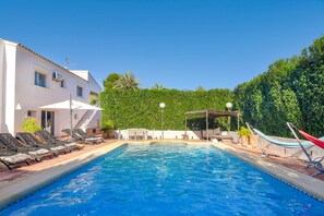 Piscine chauffée, chaises longues