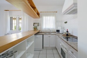 冷蔵庫、電子レンジ、オーブン、食器洗い機