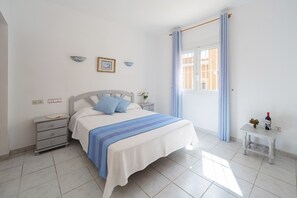 2 室のベッドルーム、セーフティボックス (室内)、デスク、アイロン / アイロン台