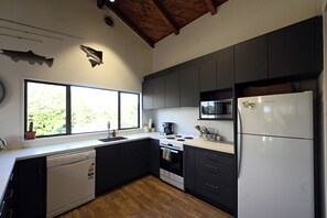 Fridge, microwave, oven, toaster - Riverbed Lodge - Lake Taupo Home (Tauranga Taupo)