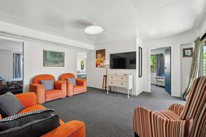 TV - Riverbed Lodge - Lake Taupo Home (Tauranga Taupo)