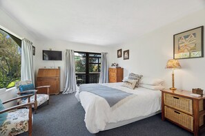 3 bedrooms, iron/ironing board, WiFi, bed sheets - Riverbed Lodge - Lake Taupo Home (Tauranga Taupo)