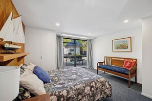 3 bedrooms, iron/ironing board, WiFi, bed sheets - Riverbed Lodge - Lake Taupo Home (Tauranga Taupo)