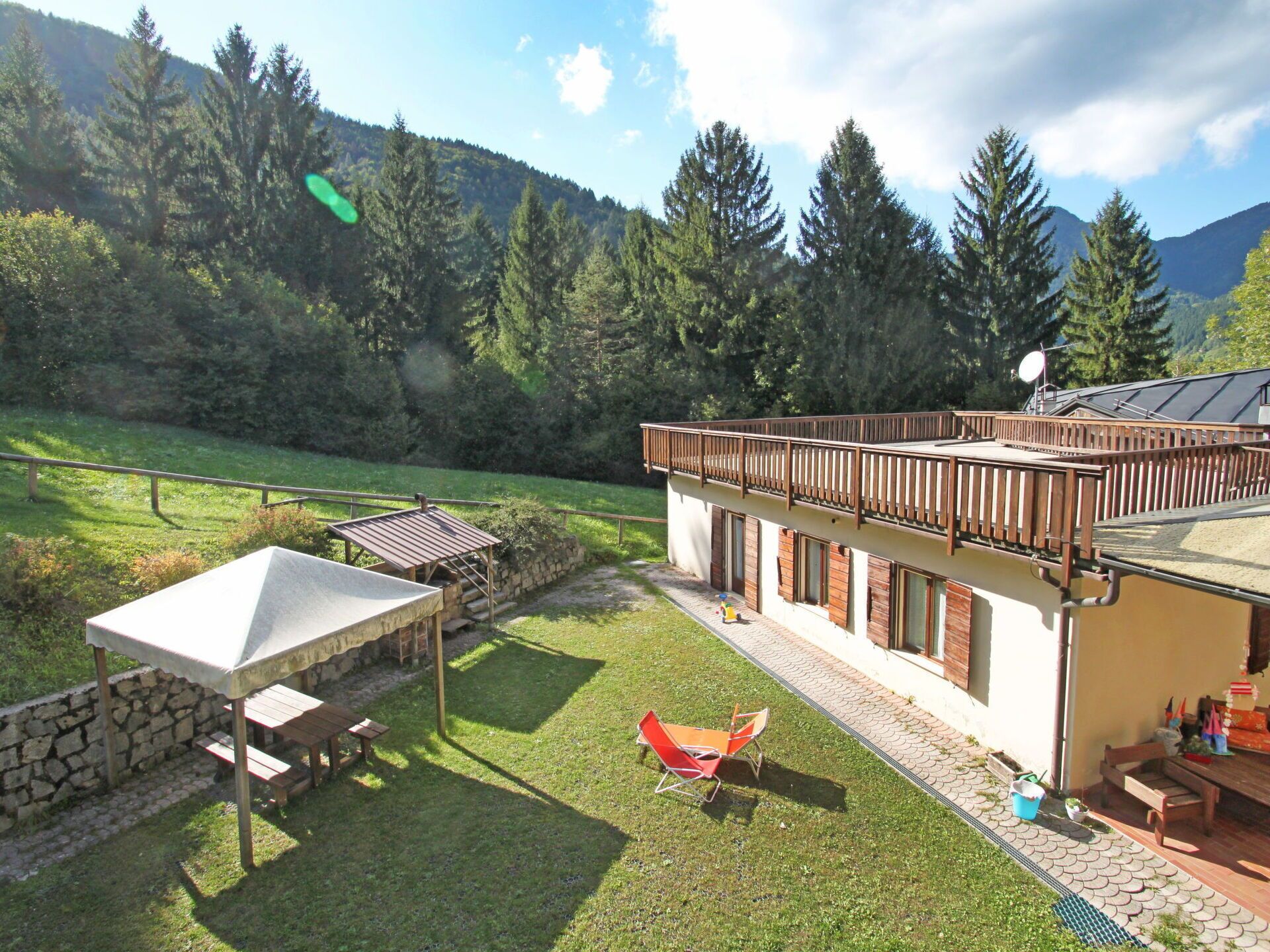 Lovely apartment with WIFI, pool, TV, terrace, pets allowed and parking, close to Riva Del Garda