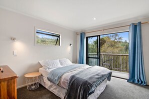 4 bedrooms, iron/ironing board, bed sheets