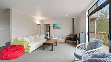 4 bedrooms, iron/ironing board, bed sheets