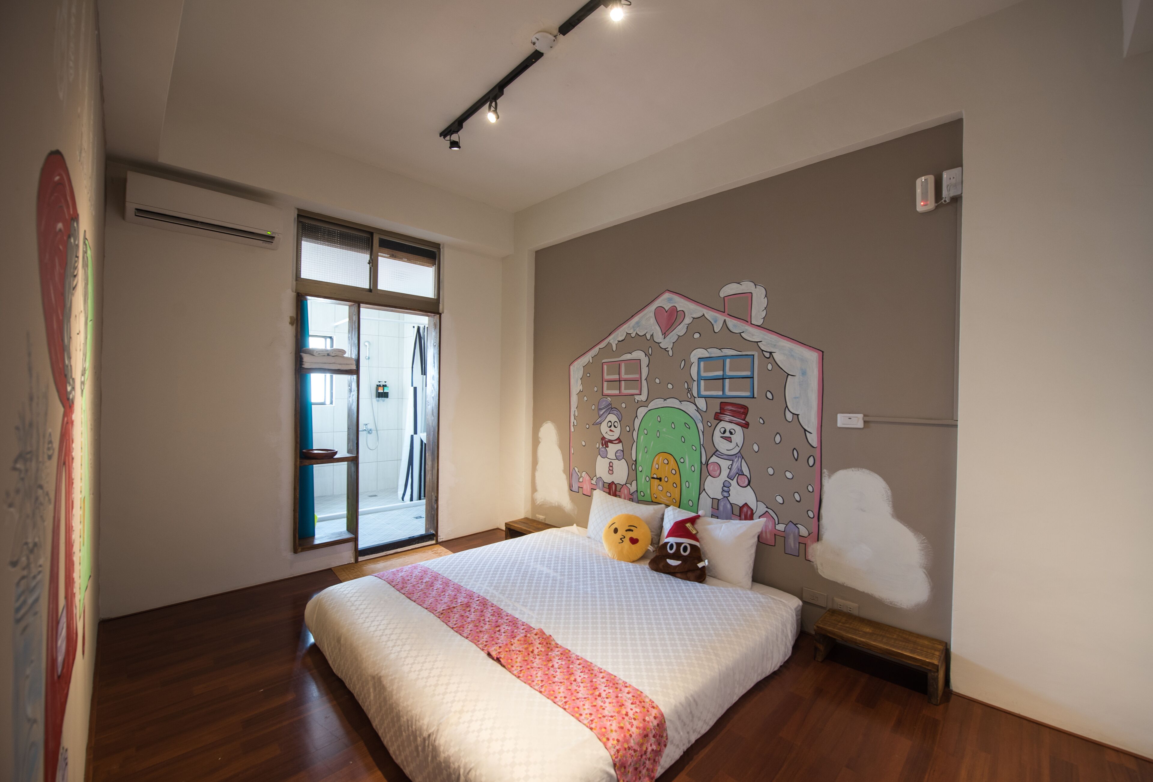 Blackout curtains, free WiFi, bed sheets