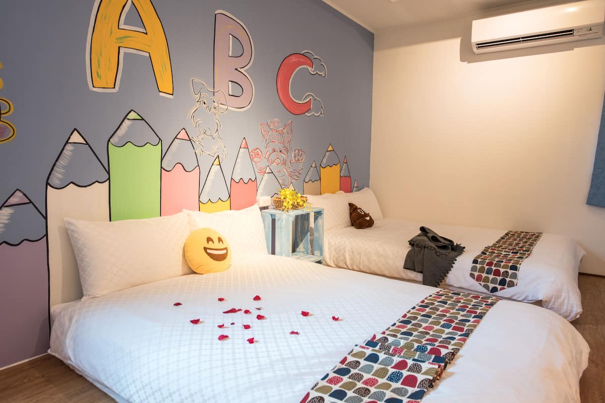 Cortinas blackout, wifi gratis y ropa de cama 