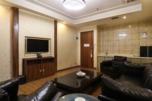 Executive Suite | Living area | LCD TV, printers - Guangzhou Helong Hotel (Guangzhou)