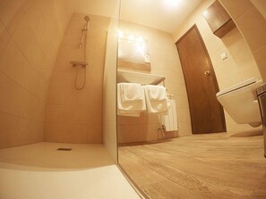 Kahden hengen huone (kaksi sänkyä) | Kylpyhuone | Suihku, hiustenkuivaaja, pyyhkeet, saippua