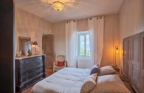 5 habitaciones, tabla de planchar con plancha, wifi y ropa de cama