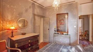 5 bedrooms, iron/ironing board, WiFi, bed sheets