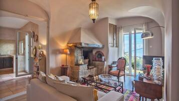 Télévision, cheminée