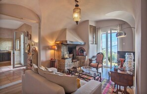 TV, fireplace