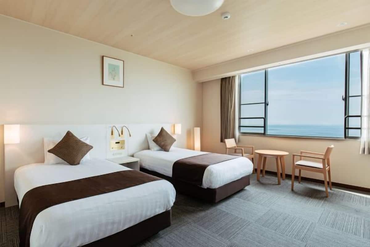 In-room safe, bed sheets