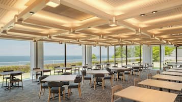 Frukost och middag serveras