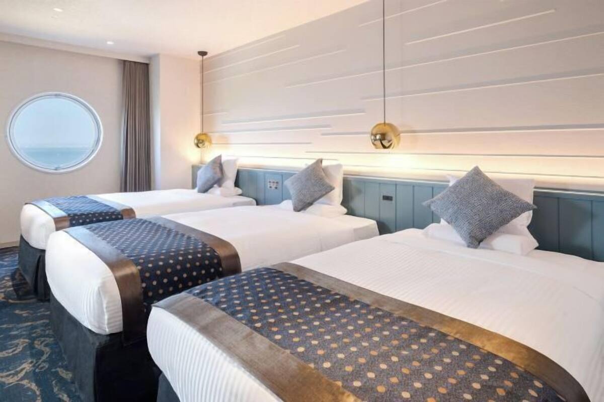 Peti besi dalam bilik, cadar katil