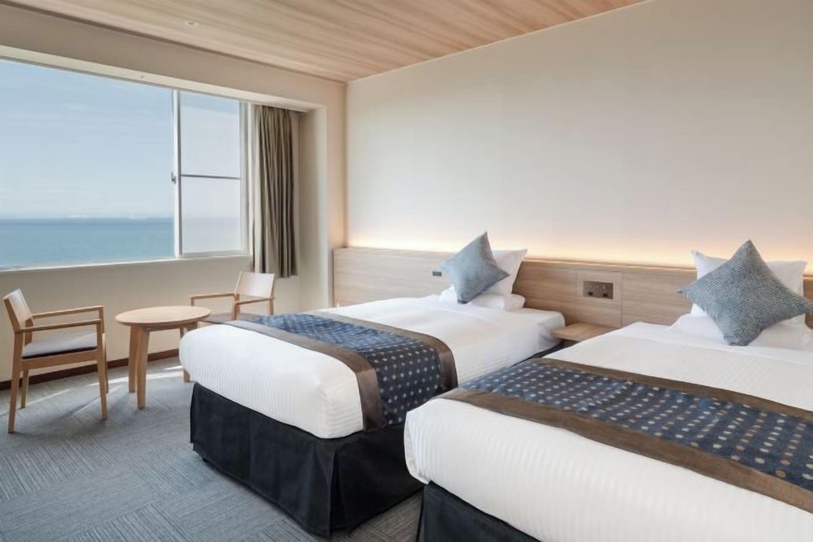 Peti besi dalam bilik, cadar katil 