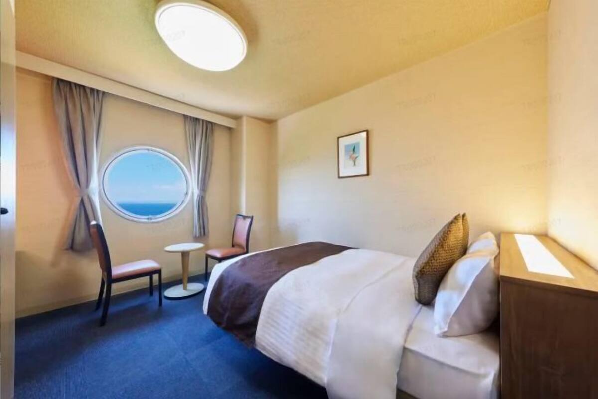 Peti besi dalam bilik, cadar katil