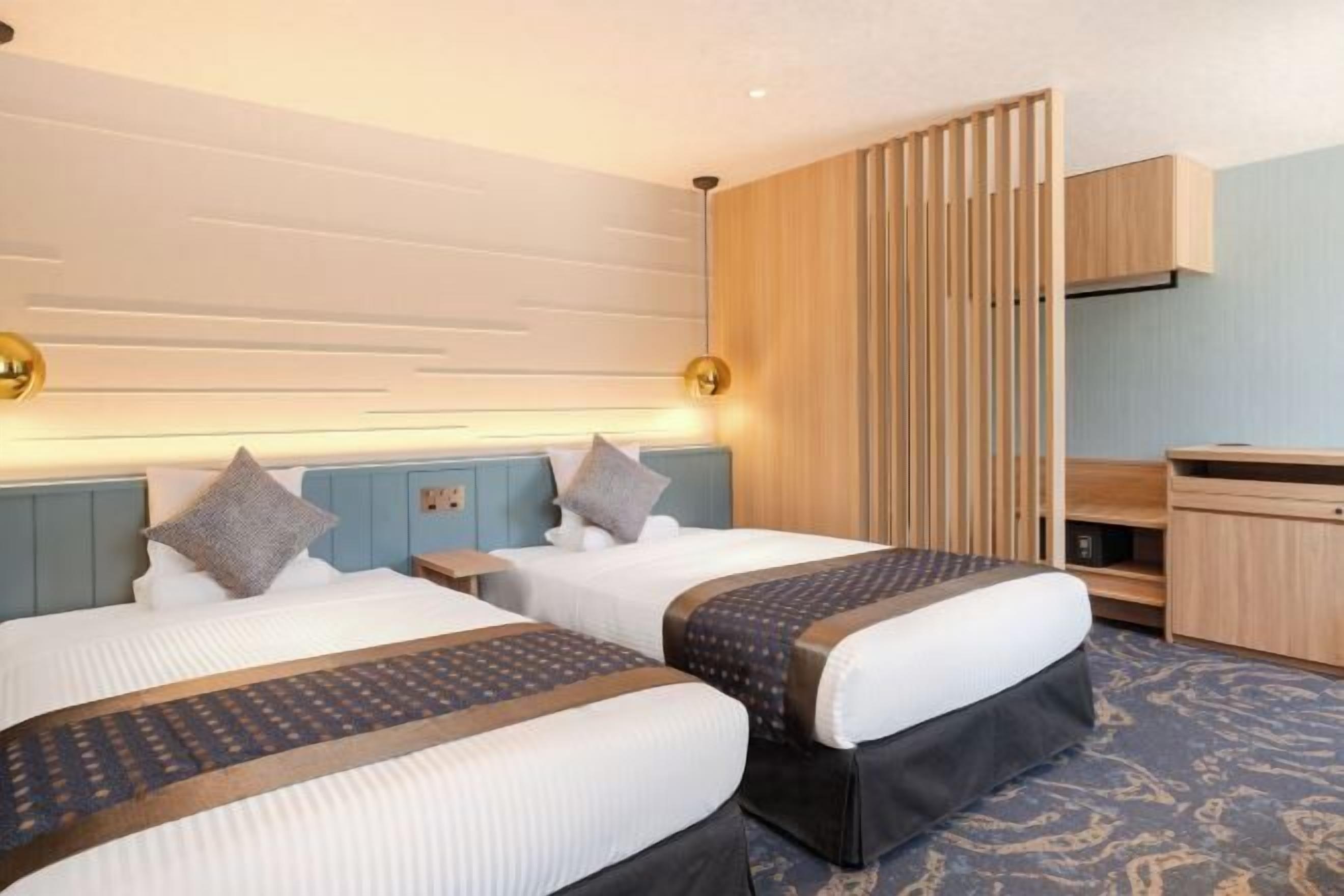 Peti besi dalam bilik, cadar katil 