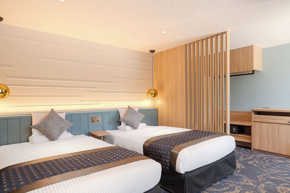 Standard Twin Room, Non Smoking (with Private Bathroom) | 1 bedroom, in-room safe, bed sheets