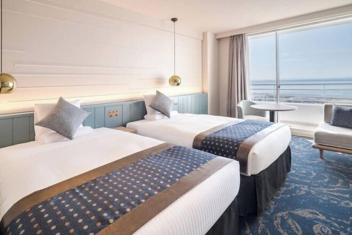 Peti besi dalam bilik, cadar katil