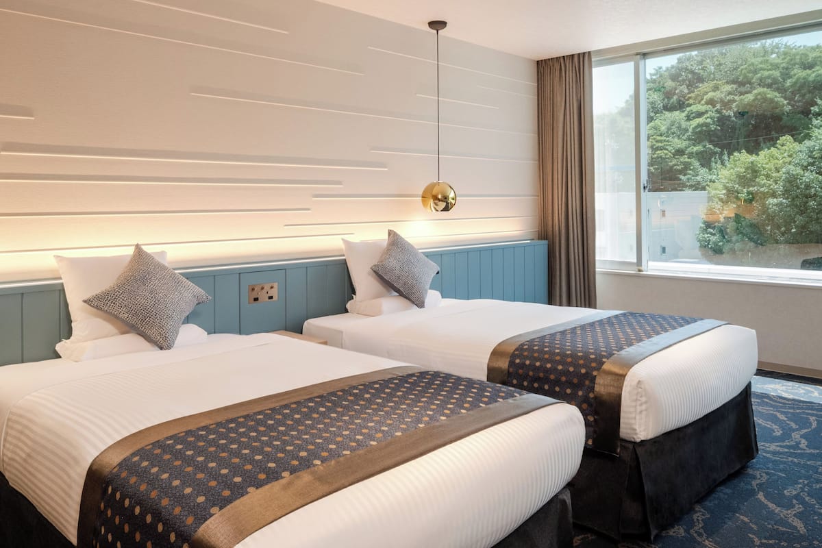Deluxe Twin Room, Non Smoking (with Shower Booth) | 1 bedroom, in-room safe, bed sheets