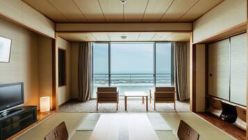 In-room safe, bed sheets