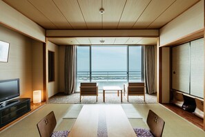 Tavanomainen huone, tupakointi kielletty (Japanese Style Room A) | Tallelokero huoneessa, vuodevaatteet