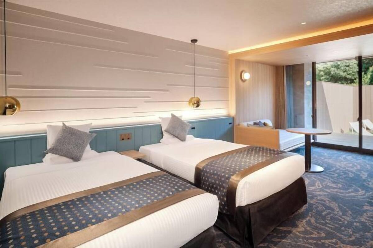 Peti besi dalam bilik, cadar katil