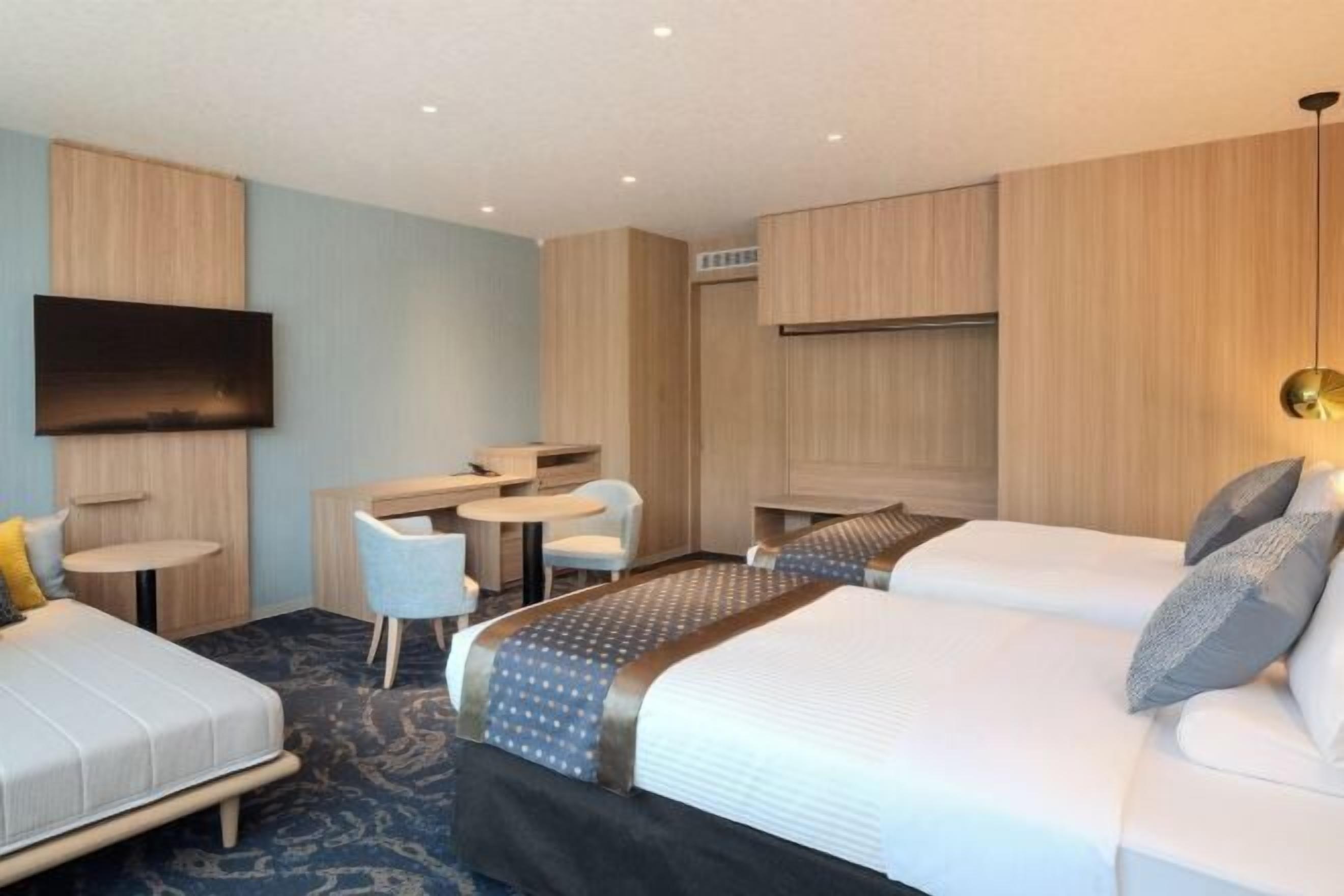 Peti besi dalam bilik, cadar katil 