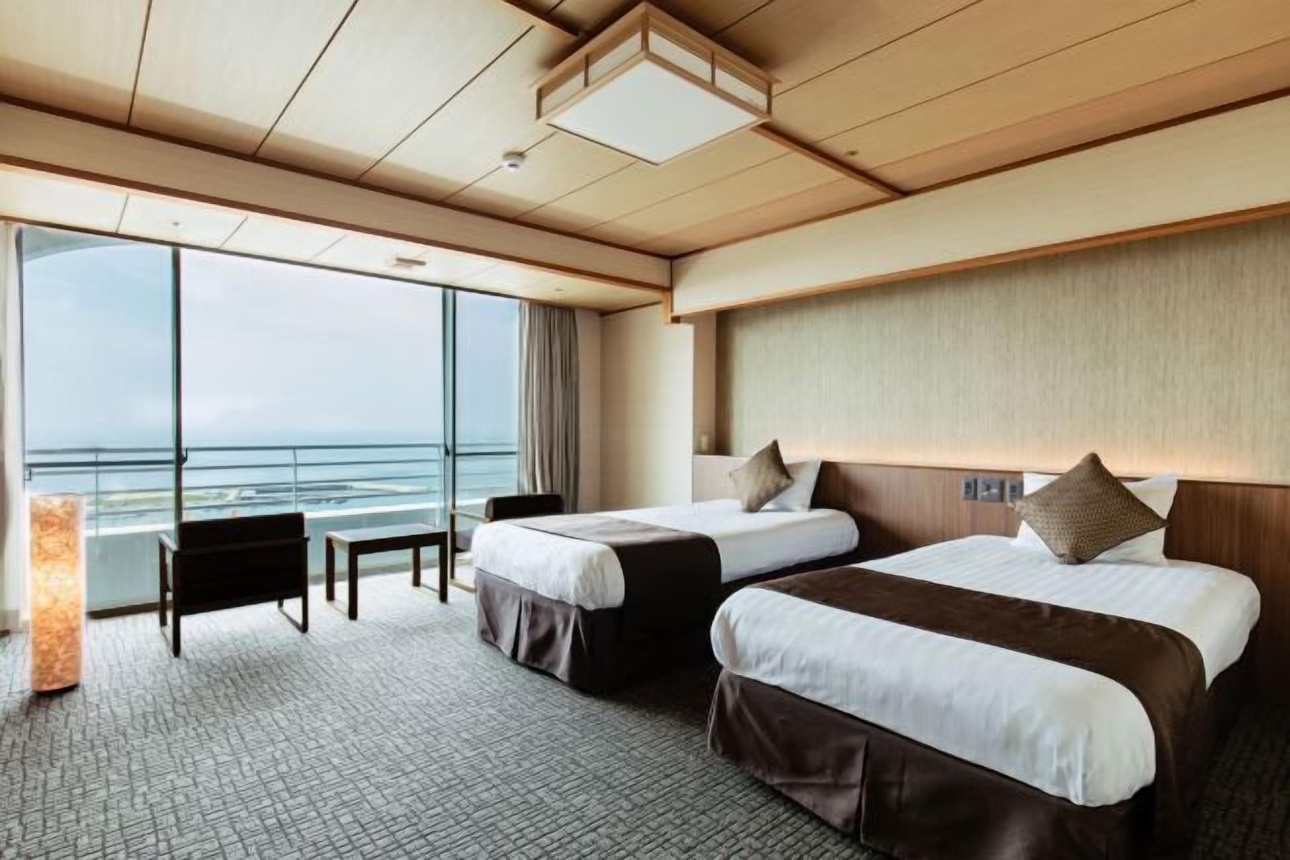 Peti besi dalam bilik, cadar katil 