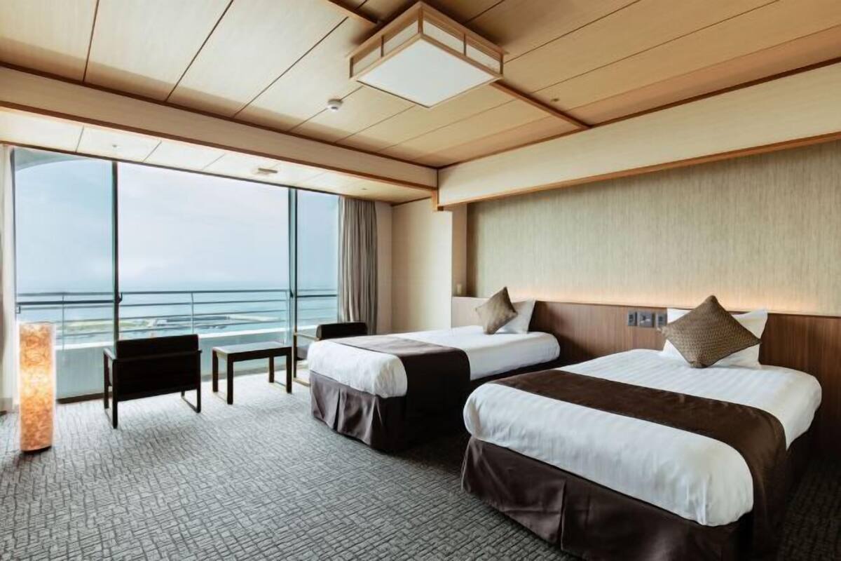 Peti besi dalam bilik, cadar katil