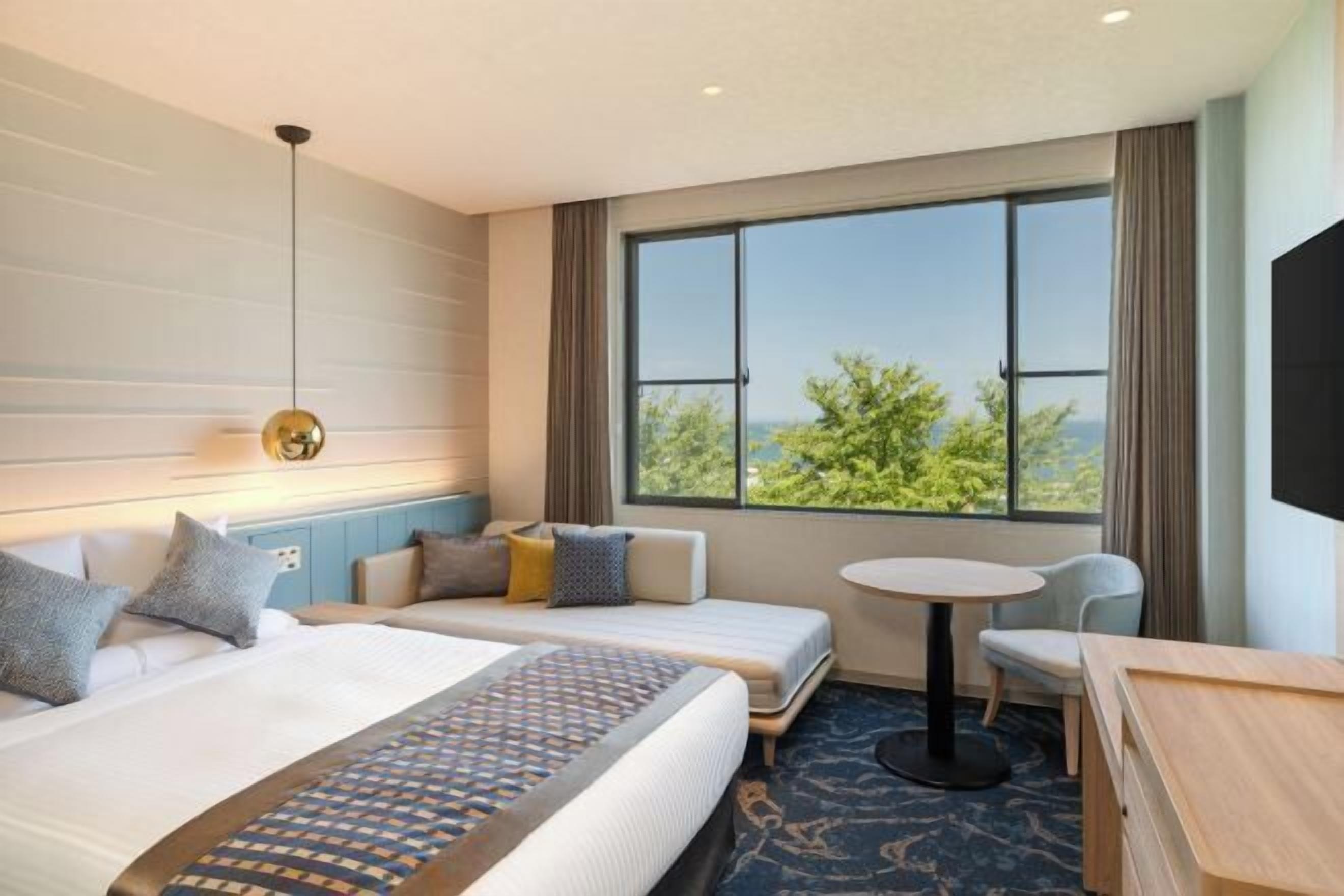 Peti besi dalam bilik, cadar katil 