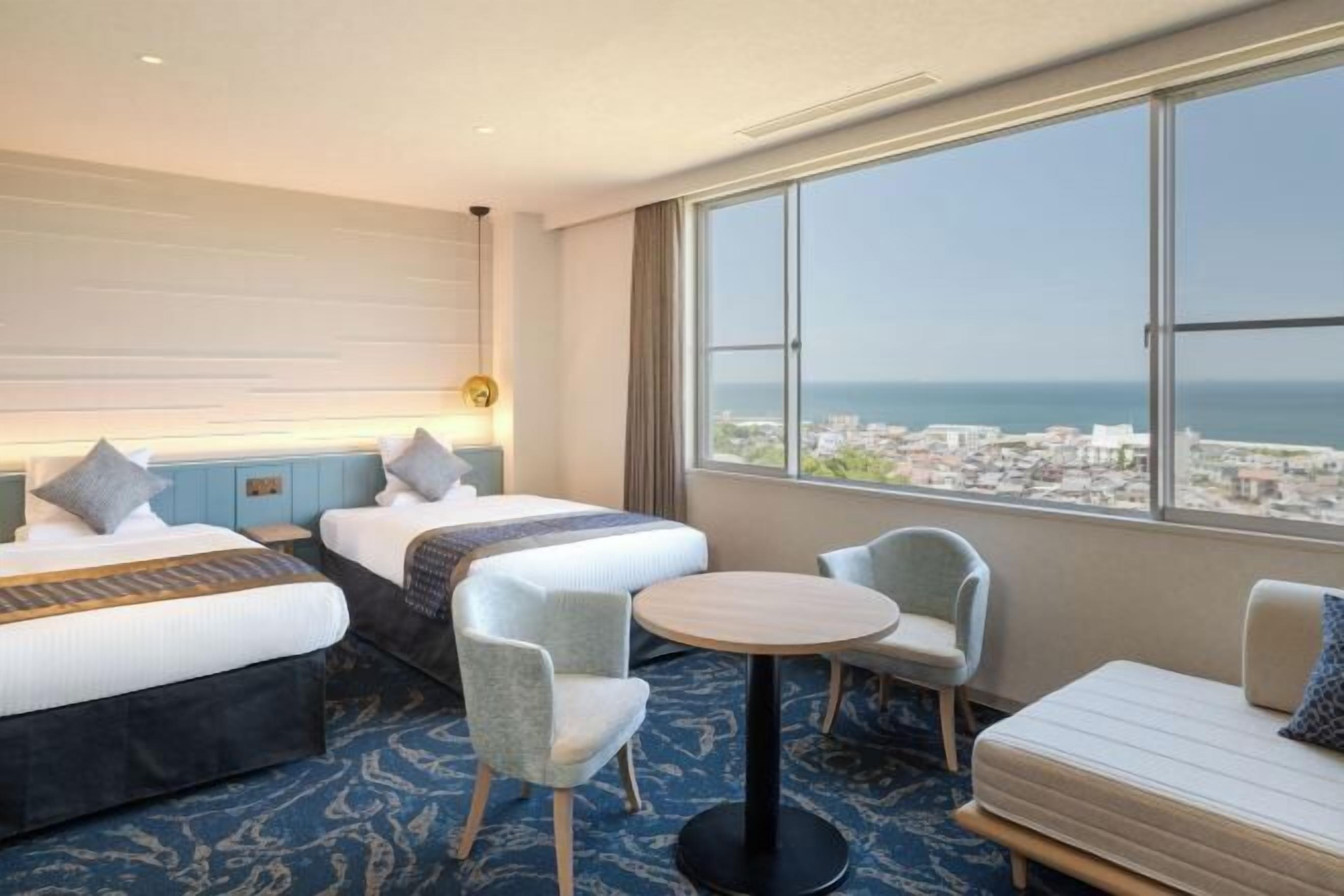 Peti besi dalam bilik, cadar katil 