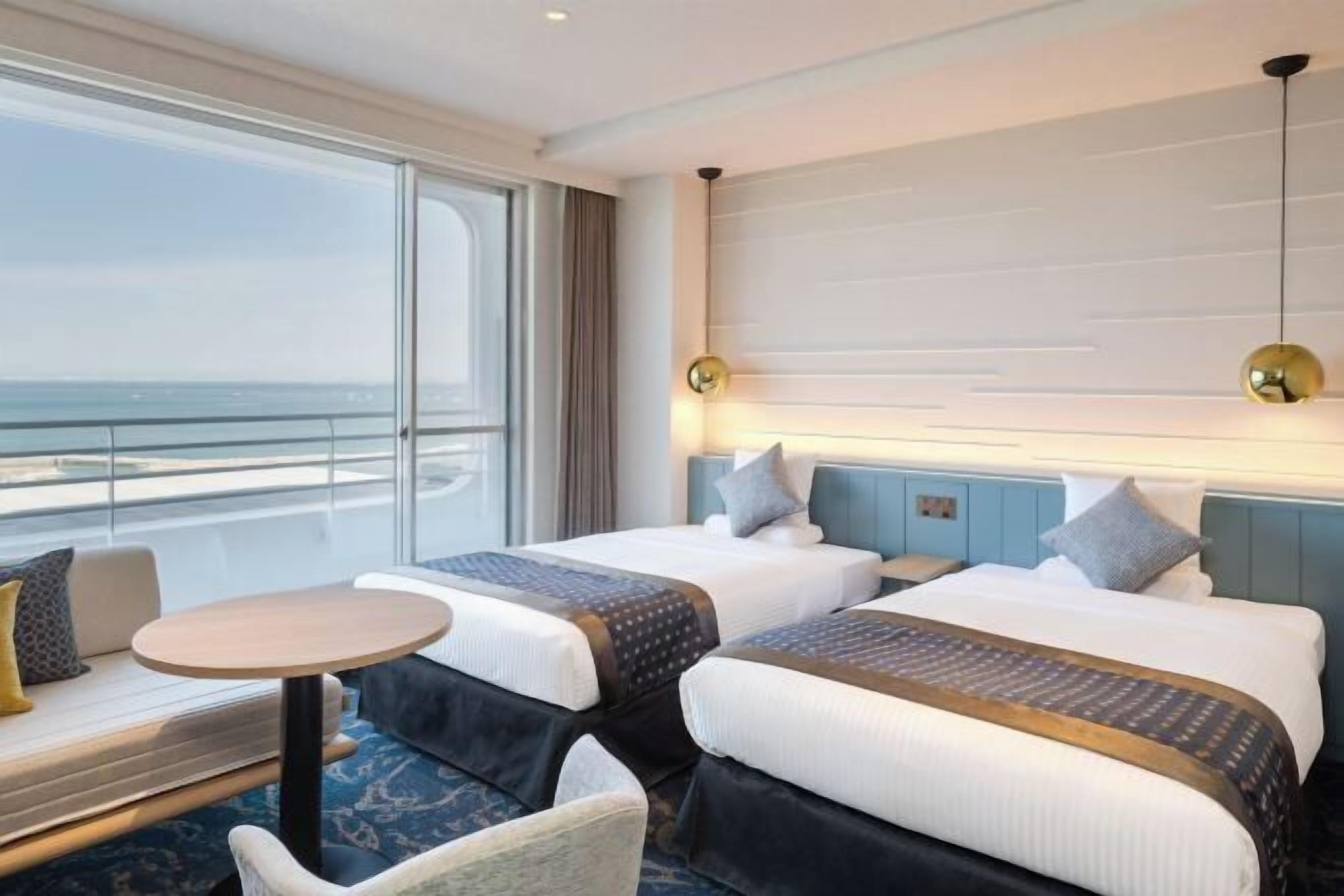 Peti besi dalam bilik, cadar katil 