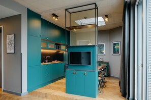 Penthouse Groovy Amazonas | Private kitchen | Full-sized fridge, microwave, oven, stovetop