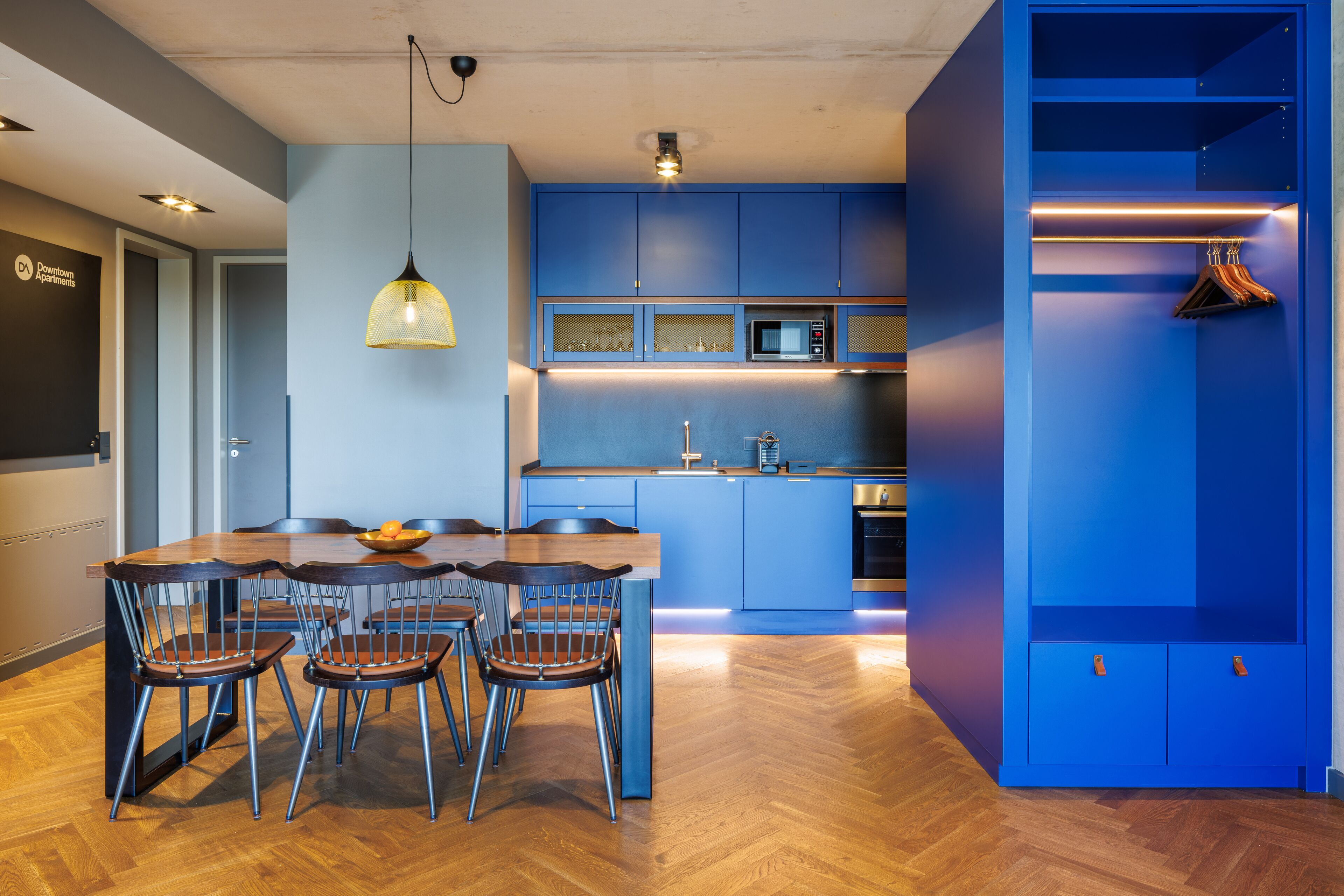 Summery Sky, 79 sqm | ملاءات للفراش لا تسبب الحساسية وخزنة داخل الغرفة ومكتب وستائر تعتيم