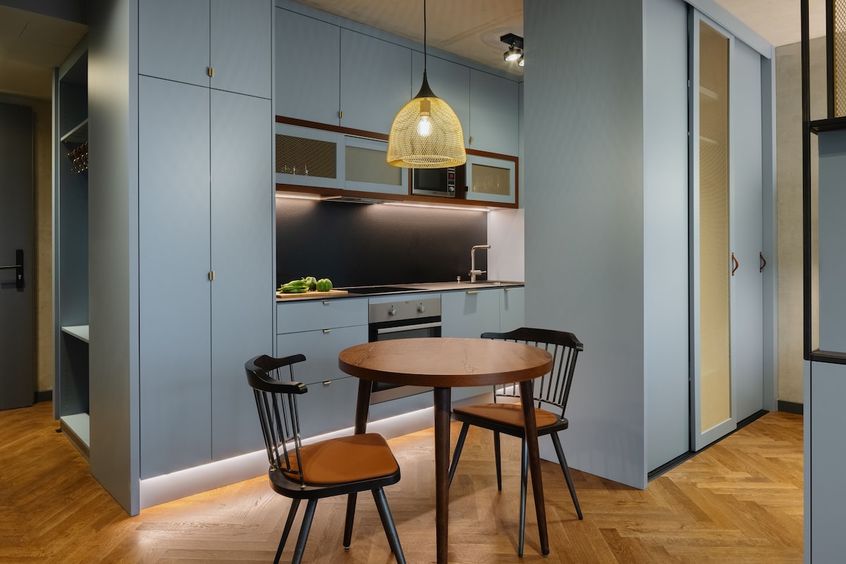Full-size fridge, microwave, oven, stovetop