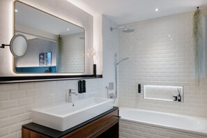 Blue Lagoon | Bathroom | Rainfall showerhead, free toiletries, hair dryer, heated floors - Downtown Apartments Berlin Mitte Wedding (Berlin)