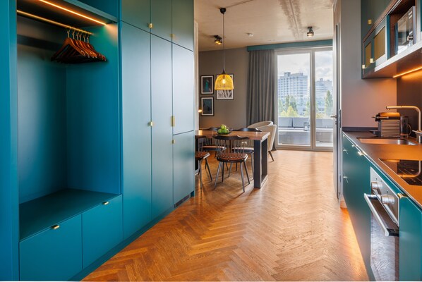Penthouse Green Vibes | Vardagsrum | 43-tums platt-tv med kabelkanaler, tv och golvvärme