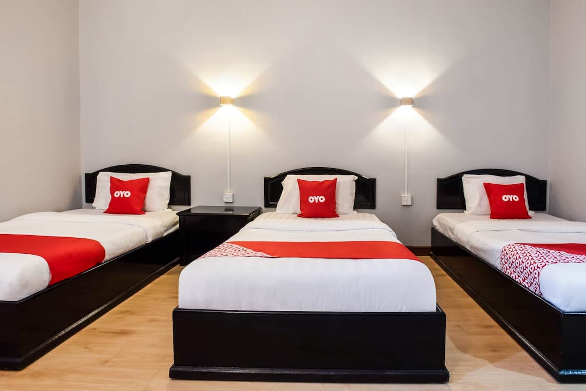 标准三人房 | 办公桌、熨斗/熨衣板、免费 WiFi