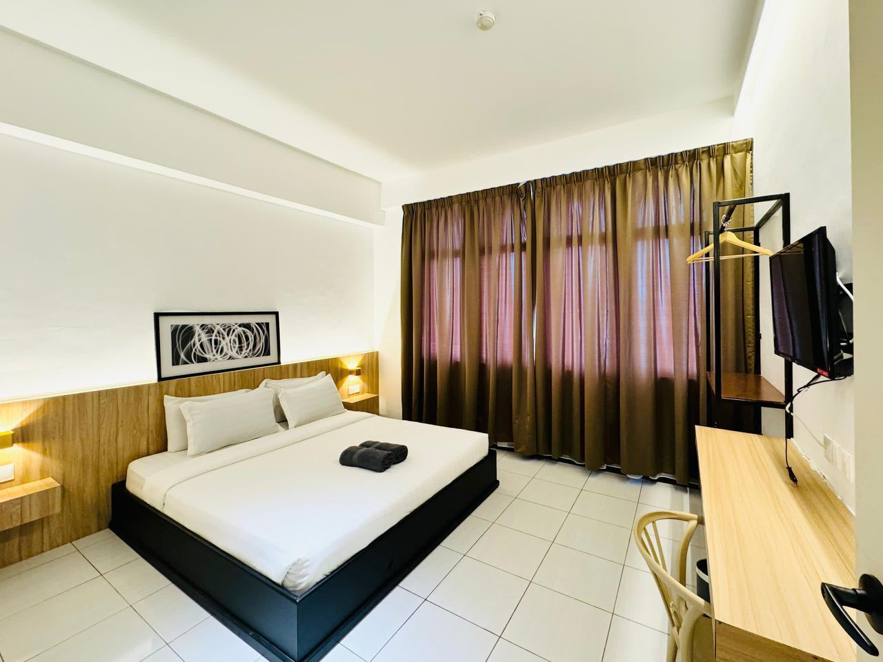 Bureau, fer et planche à repasser, Wi-Fi gratuit, draps fournis