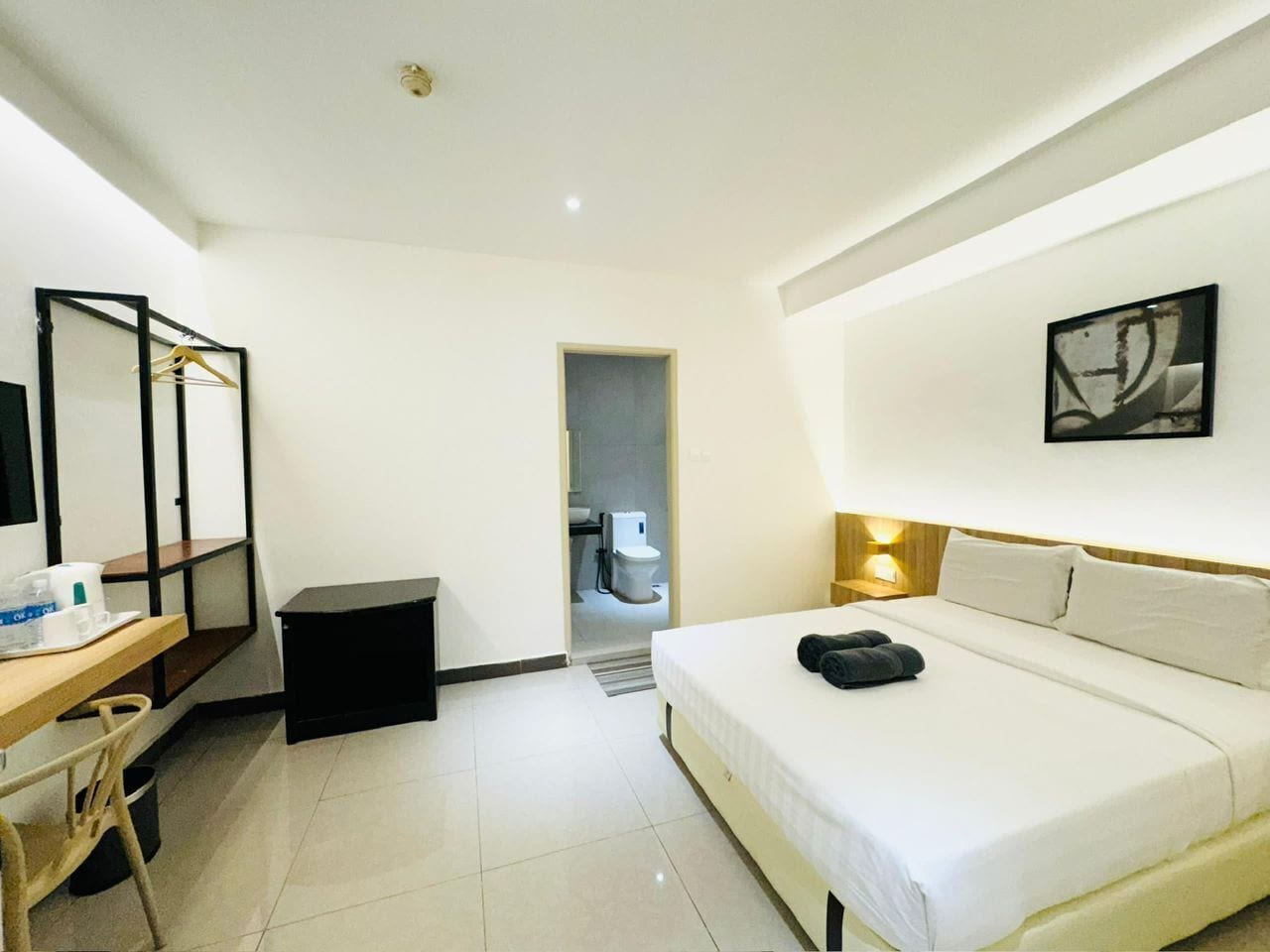 Bureau, fer et planche à repasser, Wi-Fi gratuit, draps fournis